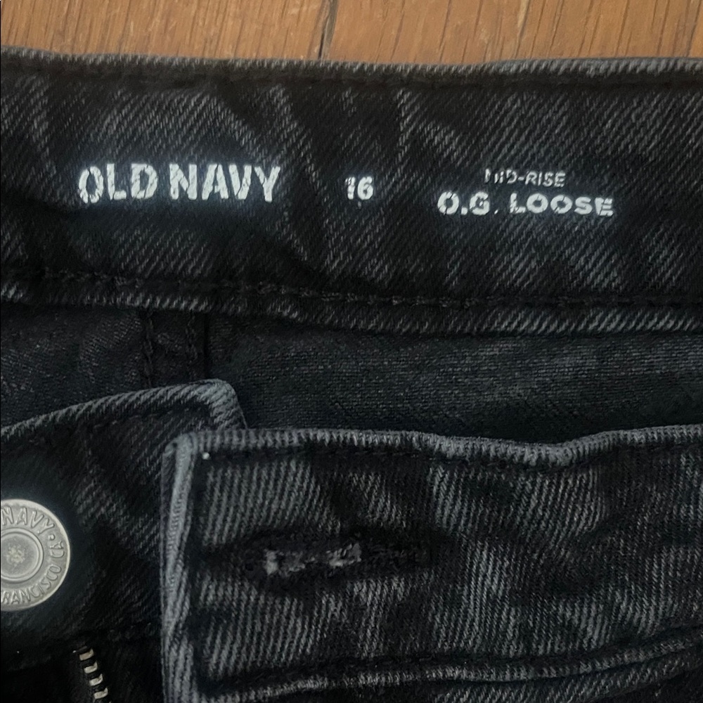 Old Navy Black Frayed Hem Denim Shorts - Picture 2 of 4